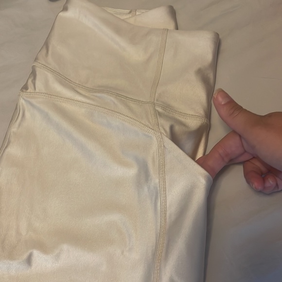 BNWT fabletics shiny cream leggings - Picture 3 of 3